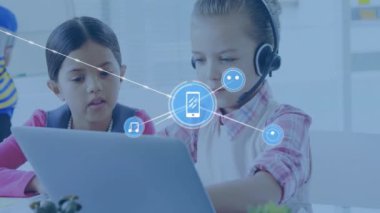 Dizüstü bilgisayar kullanan çocuklar üzerinde müzik ve akıllı telefon ikonları animasyonu ağı. Teknoloji, dijital, bağlantı, akış, gençlik, aygıtlar