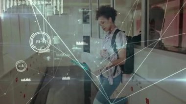 Kitap okumak, koridorda ağ bağlantıları ve veri animasyonları olan biri. Teknoloji, ağ oluşturma, yenilik, dijital, bilgi, bağlantı