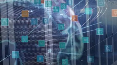 Sunucu odasında çalışan insanlar üzerinde dijital simgeler ve veri işleme animasyonu. Teknoloji, ağ, yenilik, siber güvenlik, takım çalışması, yönetim