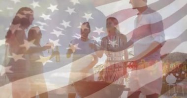 Plaj partisinde arkadaşlarımızın içki içmesi üzerine Amerikan bayrağı animasyonu. Vatanseverlik, kutlama, arkadaşlık, yaz, ABD, eğlence