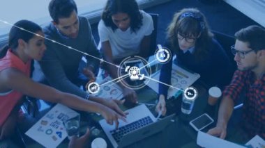 Çeşitli iş adamları toplantılarında canlı ağ bağlantıları ve veri işleme. Teknoloji, takım çalışması, yenilik, işbirliği, şirket, internet