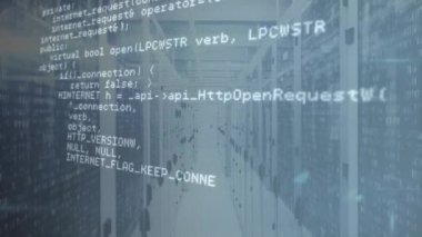 Veri merkezindeki sunucu odası arkaplanı üzerinden bilgisayar kodu canlandırılıyor. Teknoloji, programlama, sunucular, kodlama, bilişim, ağ