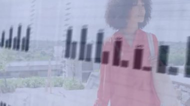 Bar çizelgesi ve grafik animasyonu, dışarıda yürüyen bir kadın için. Veri, analitik, görselleştirme, iş, teknoloji, ilerleme