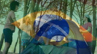 Brezilya bayrak animasyonu ormanda çadır kuran insanların üzerinde. Kamp, açık hava, takım çalışması, ulusal, macera, yürüyüş