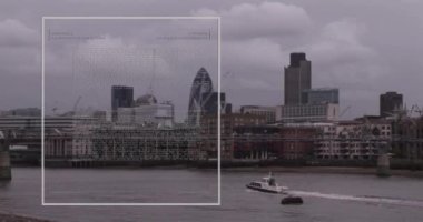 Şehir manzarası üzerinde nehir ve botlarla veri animasyonu işleniyor. Teknoloji, kentsel, dijital, liman