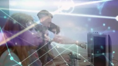 Bilgisayar üzerinde çalışan öğrenciler üzerinde ağ bağlantıları ve veri akışı animasyonu. Teknoloji, bağlantı, dijital, eğitim