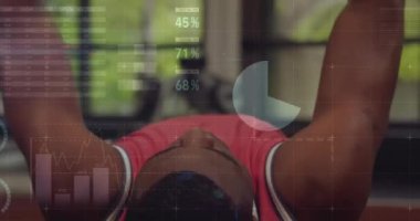 Spor salonunda egzersiz, ekranda veri canlandırma animasyonu olan kişi. Fitness, teknoloji, egzersiz, egzersiz, sağlık