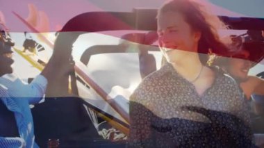 Lüks bir bayrak animasyonunda eğlenen arkadaşlar. Araba gezisi, eğlence, coşku, yolculuk, macera, yolculuk