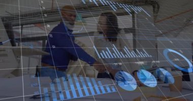 Mali veriler, iş adamlarının ofiste belgeleri tartışmaları üzerine animasyon çizelgeleri oluşturuyor. Finans, takım çalışması, analitik, büyüme, strateji, işbirliği