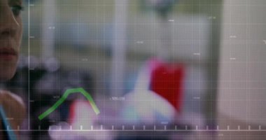 Spor salonunda egzersiz yapan, yeşil çizgili grafik animasyonu olan bir kadın. Fitness, egzersiz, egzersiz, teknoloji, veri, ilerleme