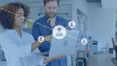 İş arkadaşlarının modern ofiste iş görüşmesi üzerine ağ ikonları animasyonu. takım çalışması, teknoloji, işbirliği, iletişim