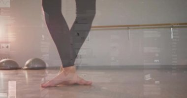 Arka planda veri işleme animasyonuyla dans stüdyosuna atlamak. teknoloji, hareket, dijital, performans