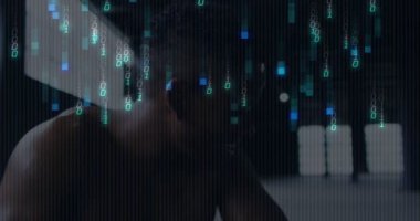 Karanlık odada bilgisayar üzerinde çalışan biri için ikili kod animasyonu. Teknoloji, kodlama, programlama, siber güvenlik, hacker, veri