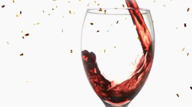 Bardağa kırmızı şarap dökerek altın konfeti animasyonu yüzüyor. Kutlama, parti, şenlik, içki