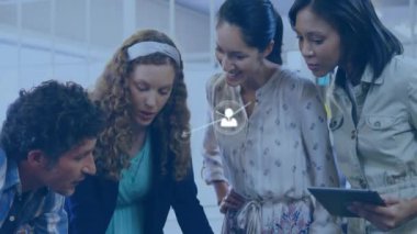 Ağ bağlantıları ve veri işleme animasyonları olan çeşitli iş adamları. işbirliği, teknoloji, ağ, çeşitlilik, takım çalışması, dijital