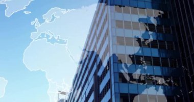 Mavi gökyüzüne karşı modern ofis binasının üzerinde dünya haritası animasyonu. Global, business, technology, corporate, skyline, futuristic