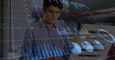 Finansal tablolar ve grafikler animasyon, veri görüntüleme araçlarını kullanan iş dünyası profesyoneli. finans, analitik, teknoloji, yatırım, araştırma, strateji