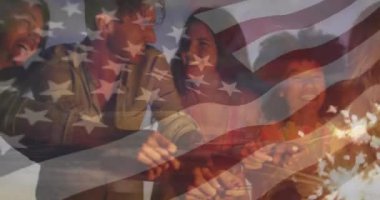 Bir grup arkadaş, Amerikan bayrağı animasyonunda havai fişeklerle kutlama yapıyor. Kutlama, havai fişekler, vatanseverlik, dostluk, bağımsızlık, neşe