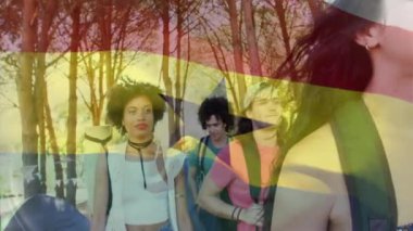 Gana bayrak animasyonu üzerinde sırt çantalarıyla yürüyüş yapan bir grup arkadaş. Seyahat, macera, arkadaşlık, doğa, açık hava, keşif