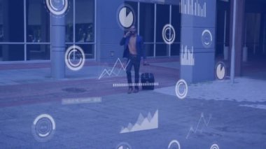 Bavulla yürüyen bir iş adamı, şehir arka planında veri analizi animasyonu. teknoloji, finans, kurumsal, profesyonel, şehir manzarası