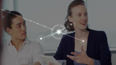 İş görüşmesi sırasında ağ bağlantıları ve veri işleme animasyonu. Teknoloji, takım çalışması, ağ oluşturma, iletişim, yenilik, analitik