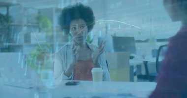 Veri eğilimlerini açıklamak, iş kadını ofis ortamında finansal veri animasyonunu işliyor. analitik, finans, kurumsal, teknoloji, meslek, analiz