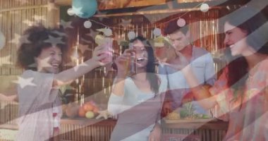 Arkadaşların tropikal barda içki içmesinden sonra Amerikan bayrağı animasyonu. Kutlama, tatil, parti, arkadaşlık, plaj, vatanseverlik