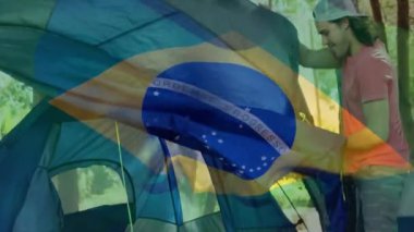 Brezilya bayrak animasyonu ormanda çadır kuran kişi üzerinde. kamp, doğa, açık hava, seyahat, macera, vatanseverlik