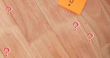 Ahşap arka planda renkli yapışkan notlarla canlandırılmış soru işaretleri. soruşturma, karmaşa, merak, konsept, beyin fırtınası