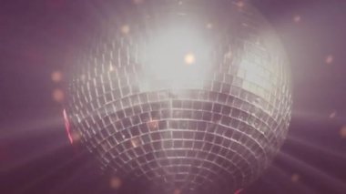 Yansıyan ışıklar animasyon, disko topu parti atmosferi yaratıyor. Kutlama, gece hayatı, dans, canlı, şenlikli, eğlenceli
