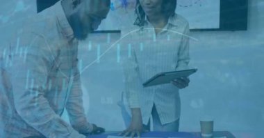 İş dünyası veri analizi, iş arkadaşlarının ofiste proje tartışmaları üzerine. Analizler, takım çalışması, beyin fırtınası, işbirliği, toplantı, strateji