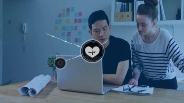 Dizüstü bilgisayarda çalışmak, ağ bağlantıları ve sosyal medya ikonları animasyonu olan insanlar. Teknoloji, ağ oluşturma, bağlantı, dijital, internet, iletişim