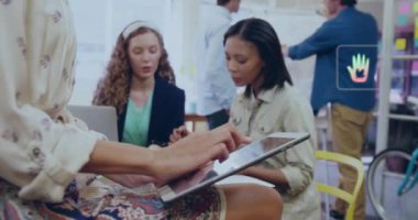 Veri animasyonunu analiz etmek, iş toplantılarındaki farklı takımların birlikte çalışması. Takım çalışması, işbirliği, analitik, beyin fırtınası, strateji, ofis