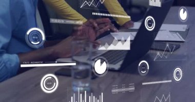 Tablet ve dizüstü bilgisayardaki finansal verilerin analiz edilmesi, olay yerindeki iş çizelgeleri. finans, analitik, teknoloji, analiz, kurumsal