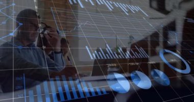 Finansal verileri analiz etmek, ofiste grafik animasyonlarıyla çalışan iş adamları. finans, veri analizi, takım çalışması, toplantı, teknoloji, işbirliği