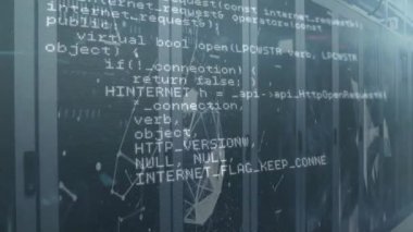 Bilgisayar kodu ve geometrik şekiller dijital arayüz arkaplanı üzerinde animasyon oluşturur. Teknoloji, fütüristik, kodlama, programlama, soyut, sanal