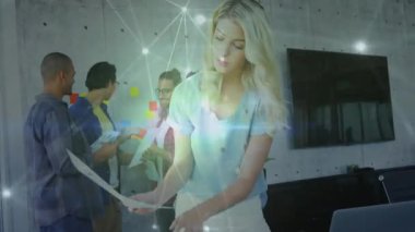 Ofiste işbirliği yapan çeşitli iş adamları için ağ bağlantıları. Teknoloji, takım çalışması, işbirliği, yenilik, dijital, ağ