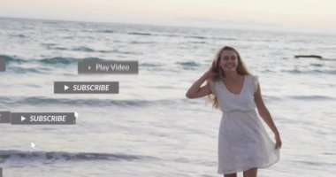 Sahilde dikilen, sosyal medya tebligatları olan bir kadın okyanus dalgaları üzerinde animasyon yapıyor. tatil, teknoloji, dijital, internet, bağlantı, yaşam tarzı