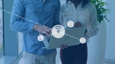 Dizüstü bilgisayar, ağ bağlantıları olan iş adamları ve veri işleme animasyonu kullanarak. Teknoloji, takım çalışması, ağ oluşturma, işbirliği, dijital, ofis