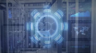 Veri merkezindeki sunucu raflarının üzerinde dijital veri işleme animasyonu. Teknoloji, sunucular, hesaplama, altyapı, ağ, siber