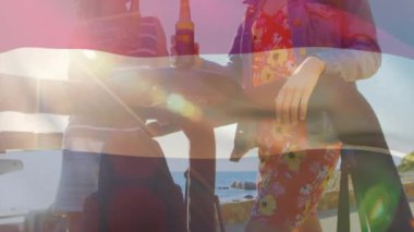 Açık havada içkiden hoşlanan insanların Hollanda bayrağı animasyonu. Kutlama, toplanma, kültür, eğlence