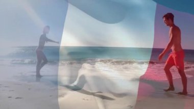 Arka planda Fransız bayrağı animasyonuyla sahilde takla atarak. Kutlama, hareket, özgürlük, neşe, vatanseverlik, aktivite