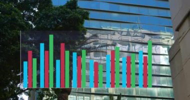 Ön planda ağaç ve palmiye ile modern cam bina üzerinde bar çizelgesi. İş, ilerleme, büyüme, analitik, finans, teknoloji