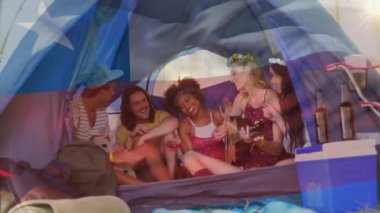 Çadırda oturan arkadaşlar, Teksas bayrağı animasyon örtüsüyle kamp gezisinin keyfini çıkarıyorlar. açık hava, macera, seyahat, tatil, boş zaman, doğa