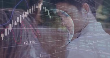 Borsa verileri ve finansal grafikler kişinin yüzünü ve Dünya 'yı kapsıyor. Finans, küresel, yatırım, ekonomi, analitik, dijital