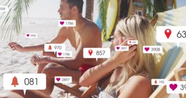 Sahilde dinlenen insanlar, sosyal medya bilgilendirmeleri alan animasyonlar. Rahatlama, tatil, boş zaman, okyanus, akıllı telefon