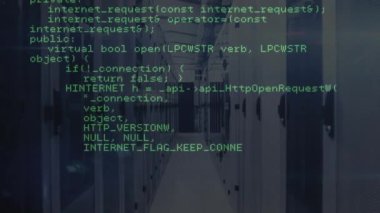 Koridordaki veri merkezi sunucuları üzerinden bilgisayar kodları canlandırılıyor. Teknoloji, kodlama, yazılım, programlama, fütürist, siber güvenlik