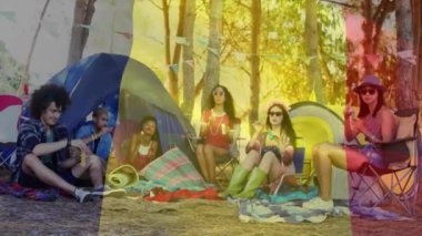 Ormanda kamp yapmak, arkadaşlarla Belçika bayrağı animasyonunda içki ve atıştırmalık yemek. Rahatlama, açık hava, macera