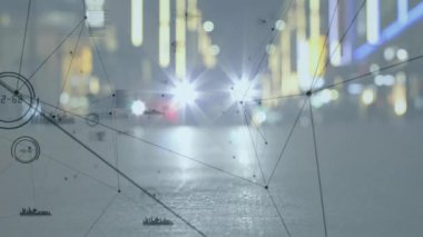 Ağ bağlantıları ve veriler araba farlarıyla şehir caddesinde animasyon olduğunu gösteriyor. Teknoloji, iletişim, şehir, yenilik, bağlantı, şehir manzarası
