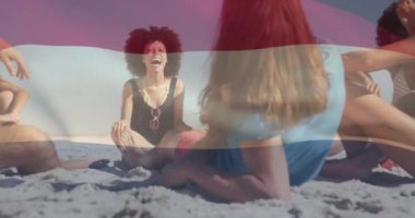 Arkadaşların sahilde oturup gülmesi üzerine travesti gururu animasyonu. LGBTQ, arkadaşlık, mutluluk, yaz, kahkaha